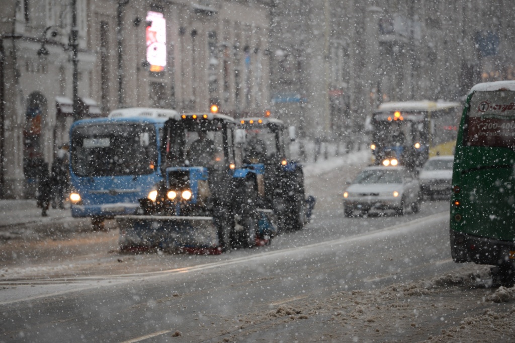 На очистку дорог в Приморье вышли 305 единиц снегоуборочной техники